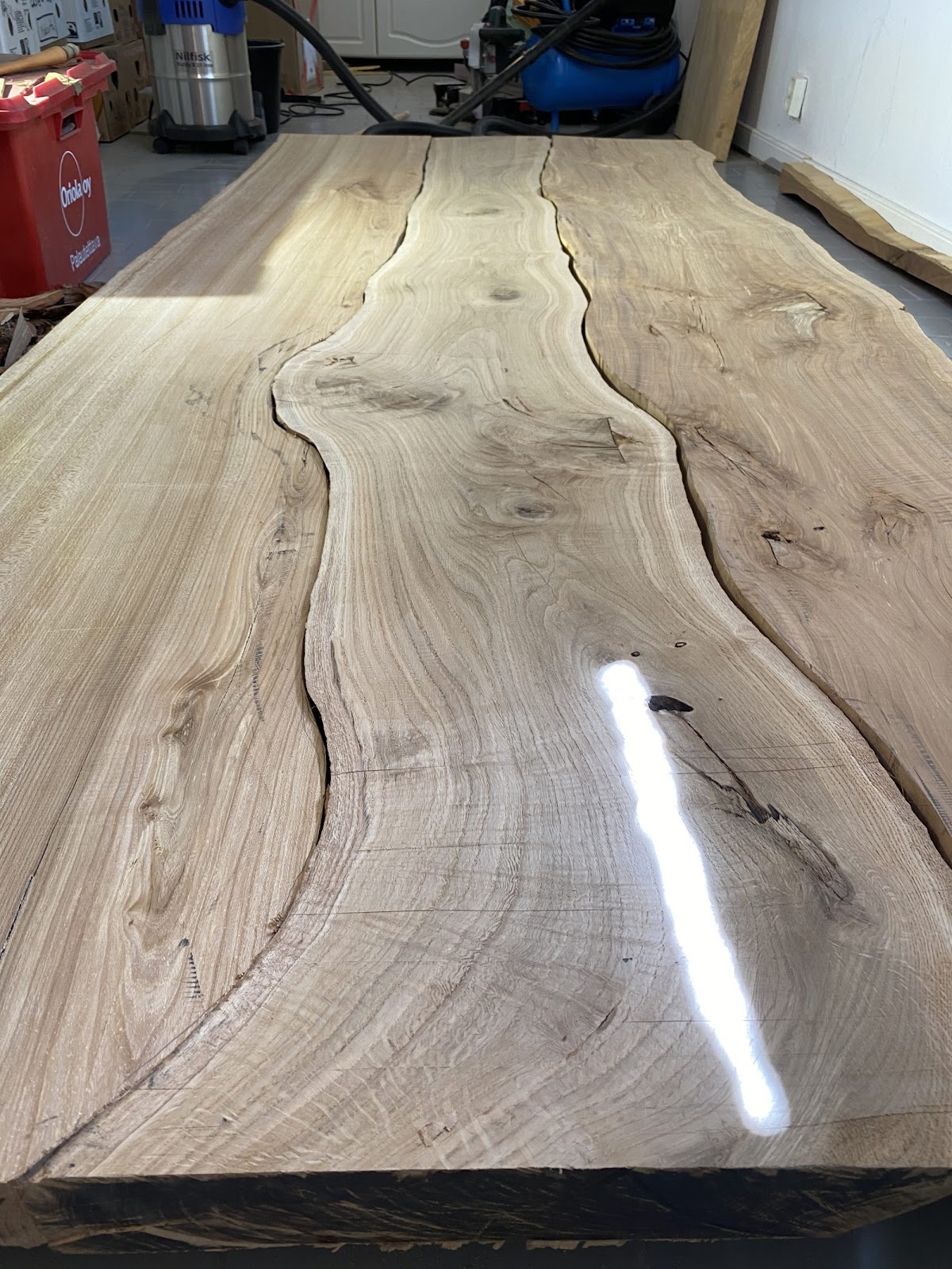 Balkbord med naturliga plankor som passar ihop