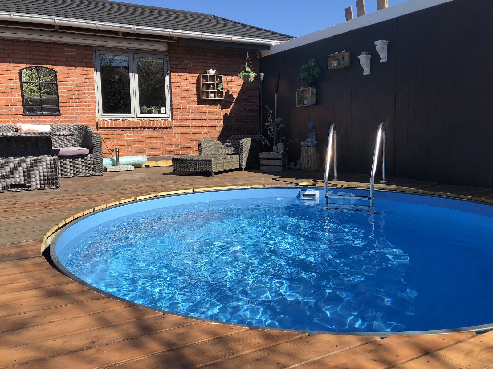 Pool och förlängning av terrassen