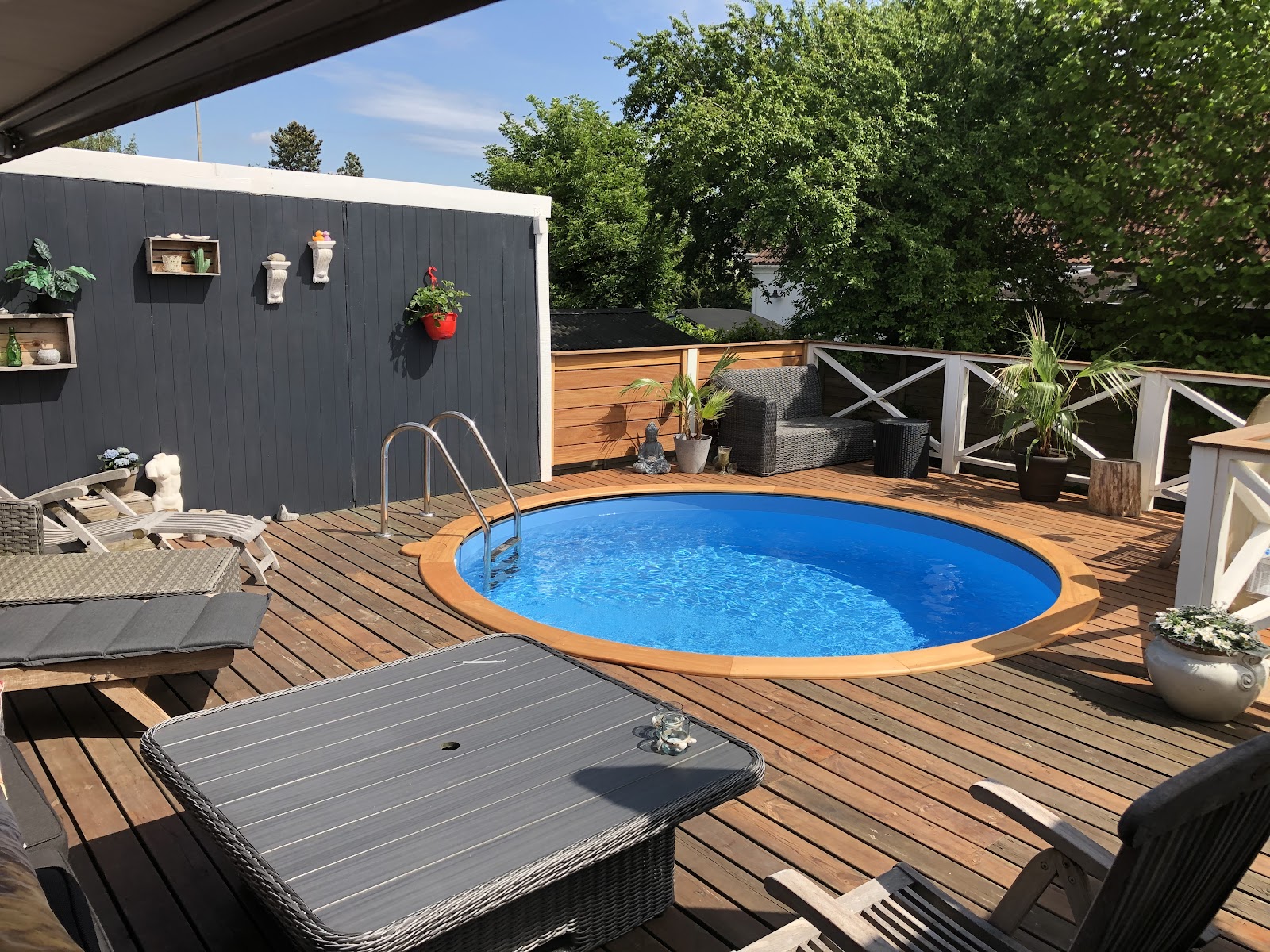 Pool och förlängning av terrassen