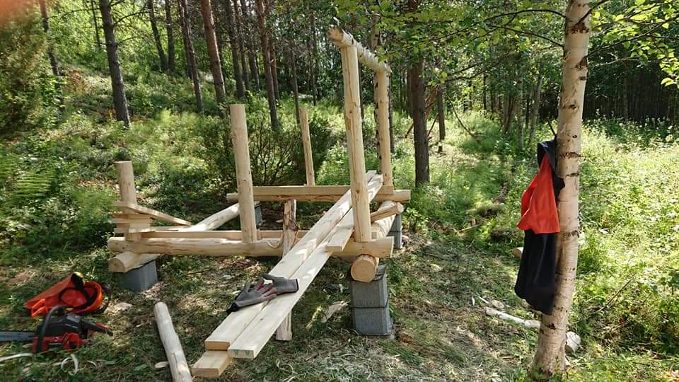 Upphöjt vindskydd med fast tegeltak