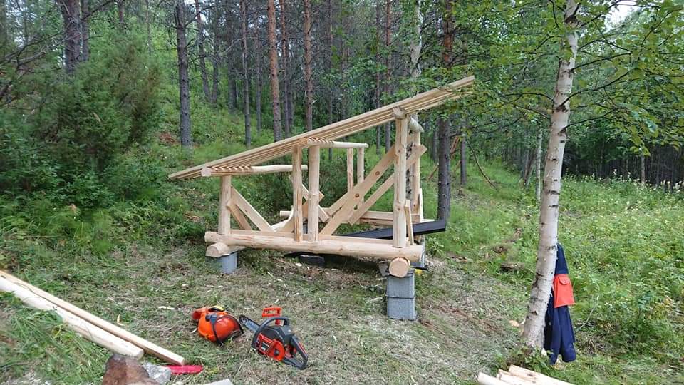 Upphöjt vindskydd med fast tegeltak