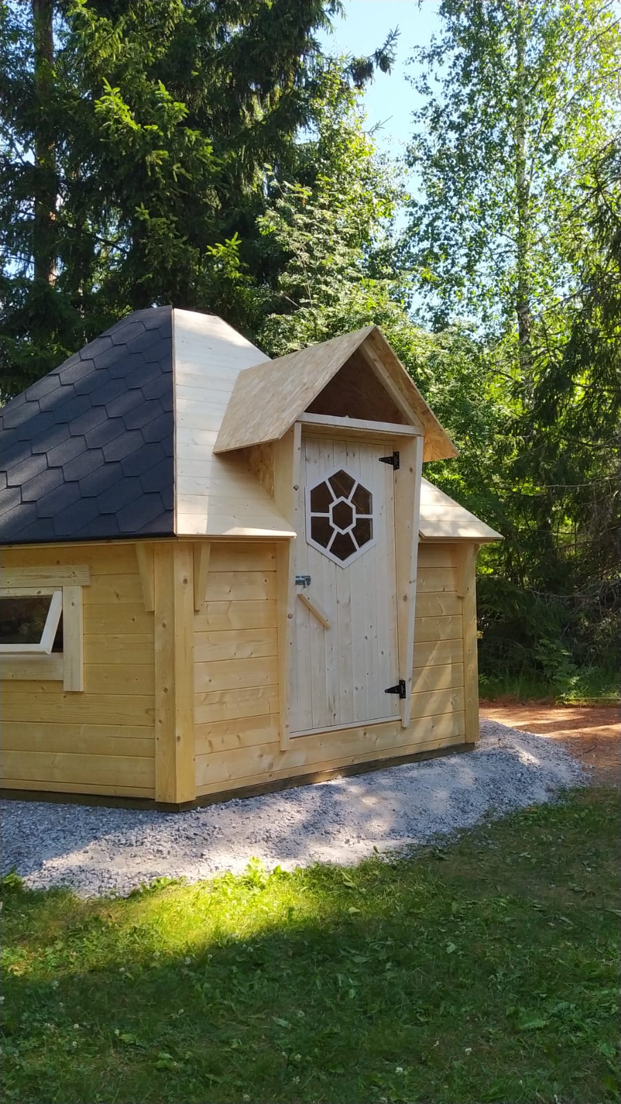 Grillstuga med pyramidtak