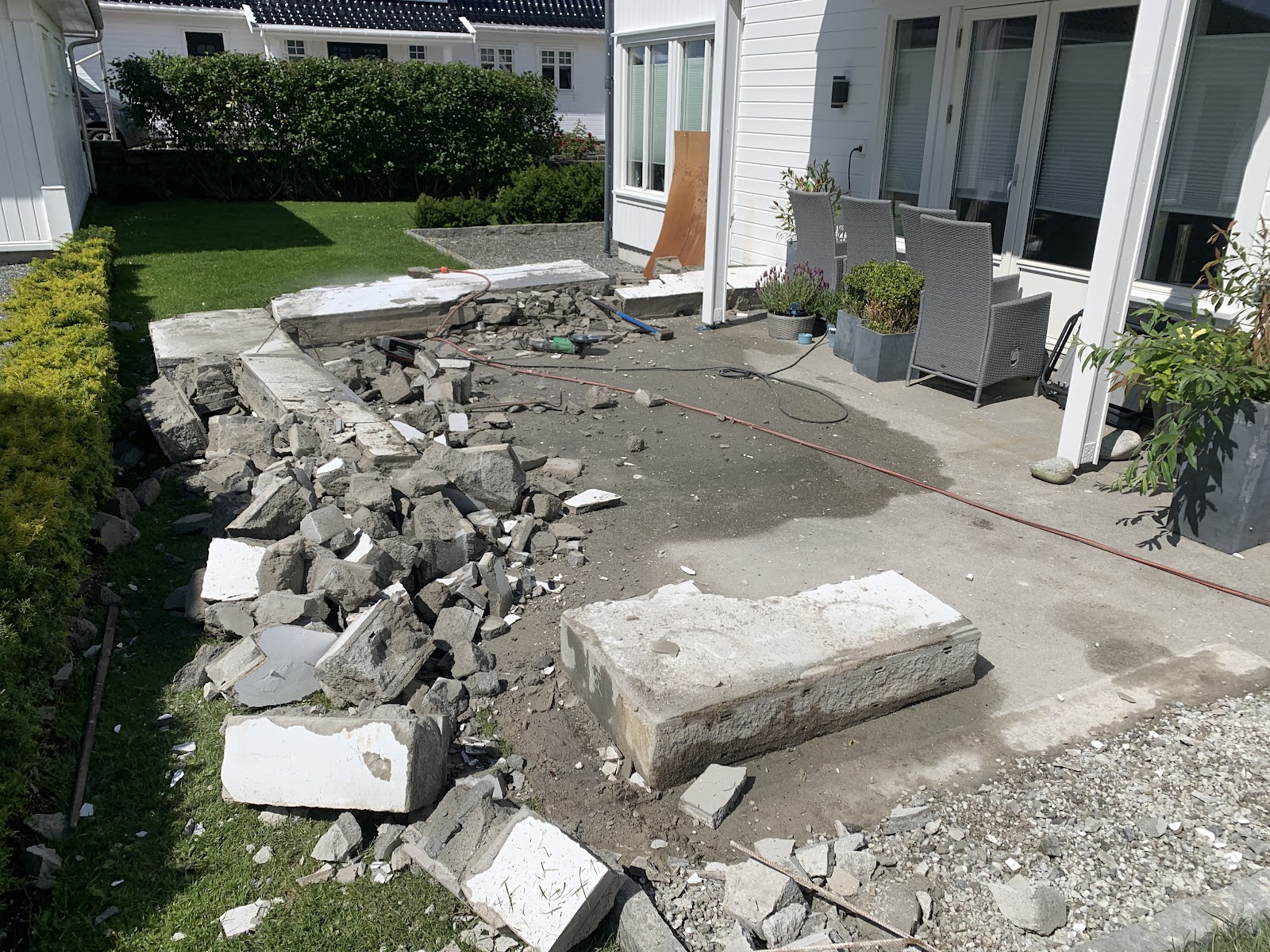 Från grå och kall plätering till en grön och varm uteplats