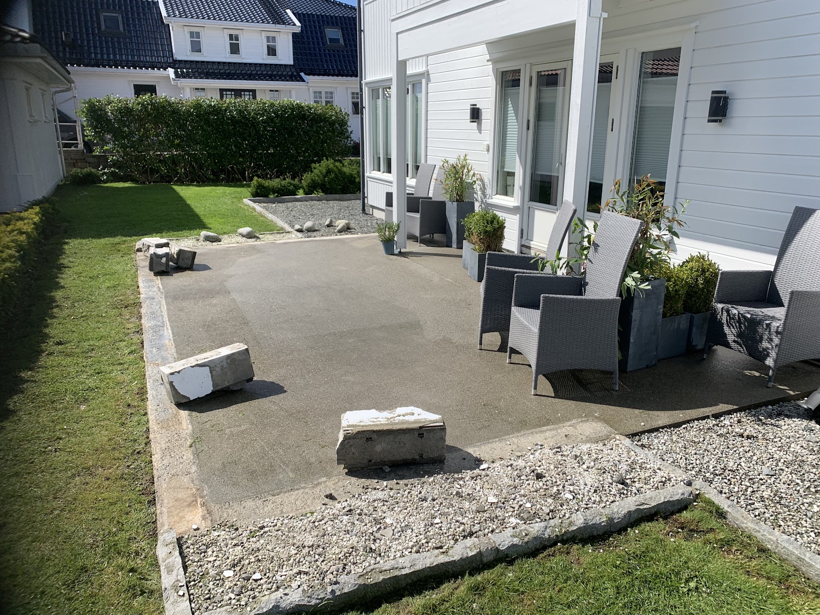 Från grå och kall plätering till en grön och varm uteplats