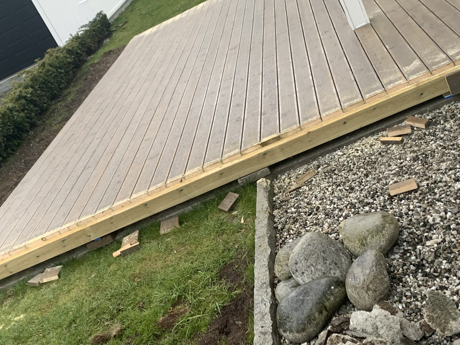 Från grå och kall plätering till en grön och varm uteplats