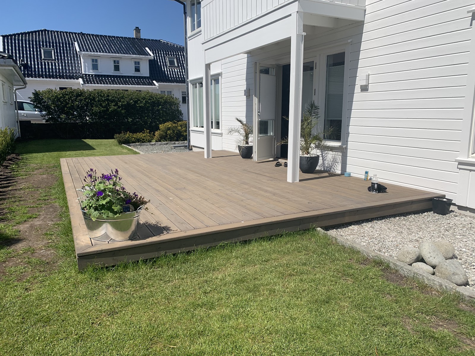 Från grå och kall plätering till en grön och varm uteplats