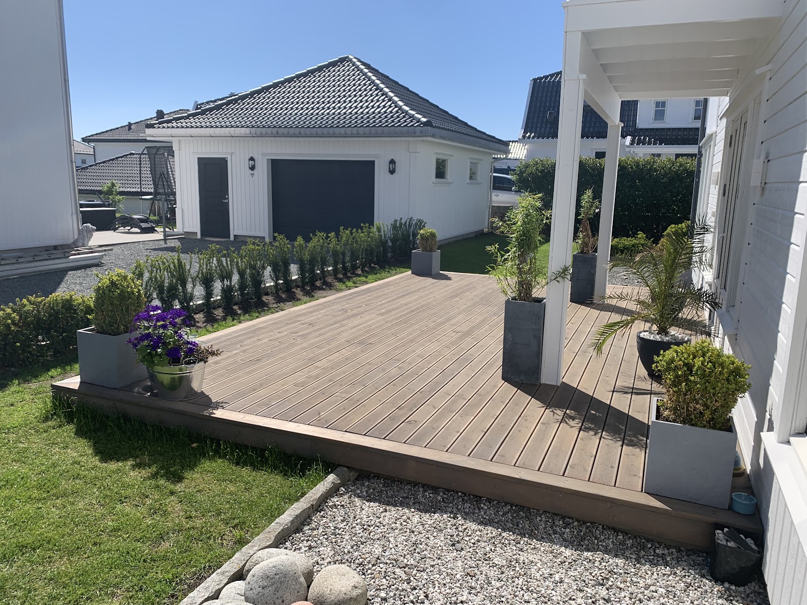 Från grå och kall plätering till en grön och varm uteplats