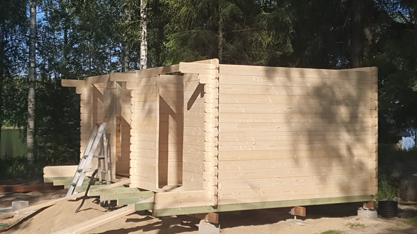 Liten trästuga med två rum