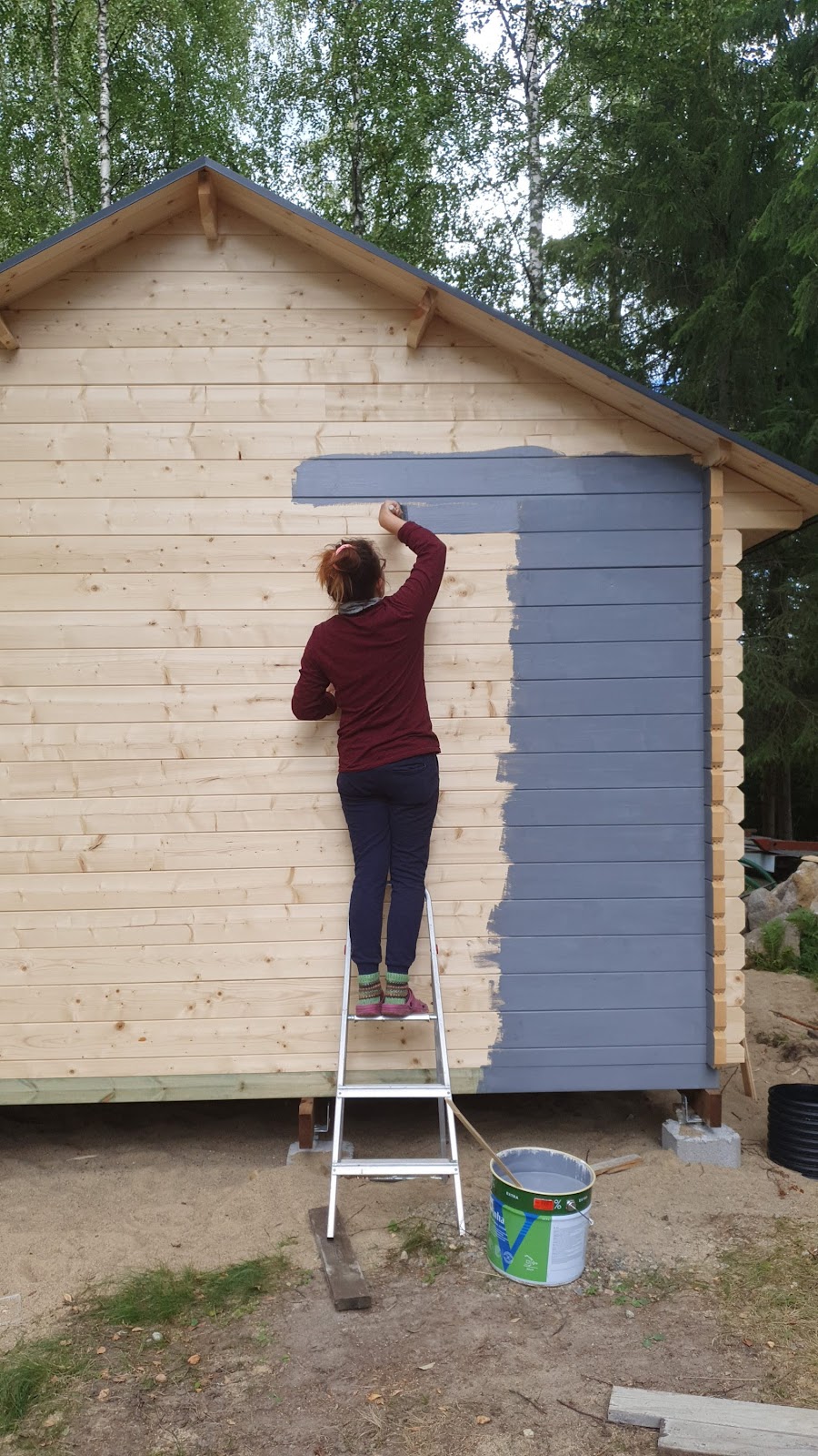 Liten trästuga med två rum