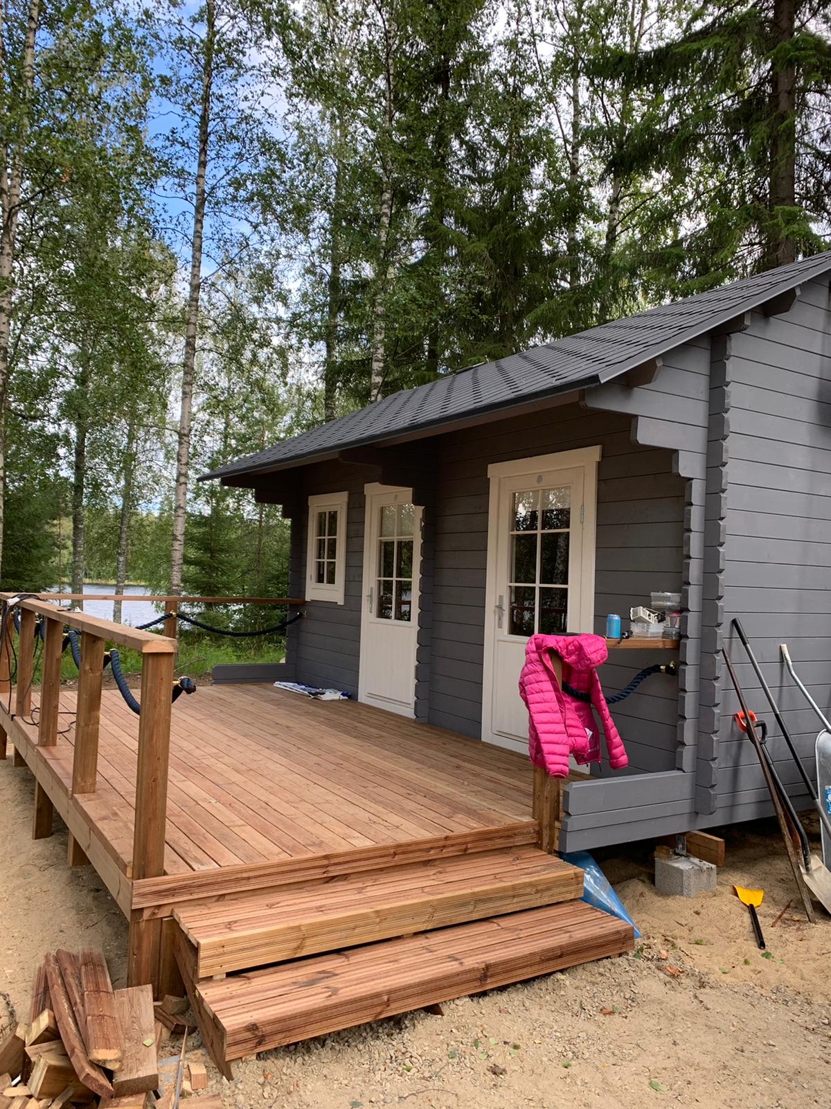 Liten trästuga med två rum