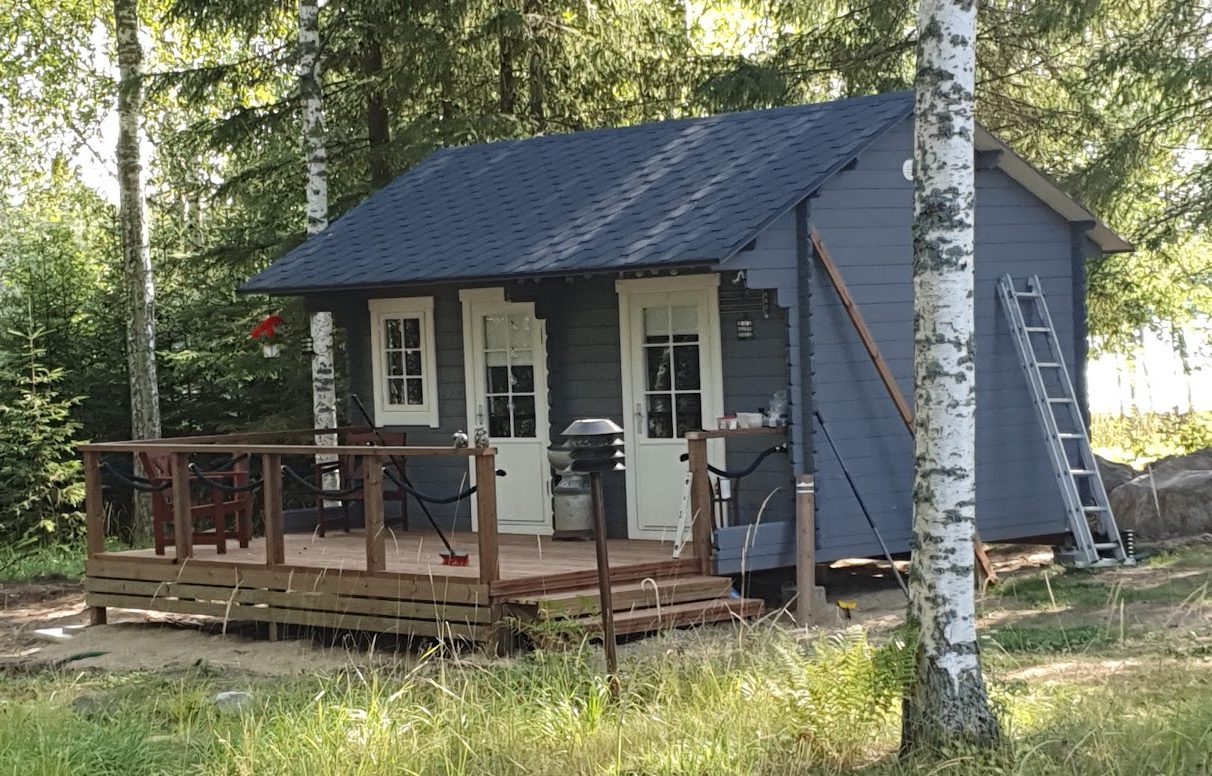 Liten trästuga med två rum