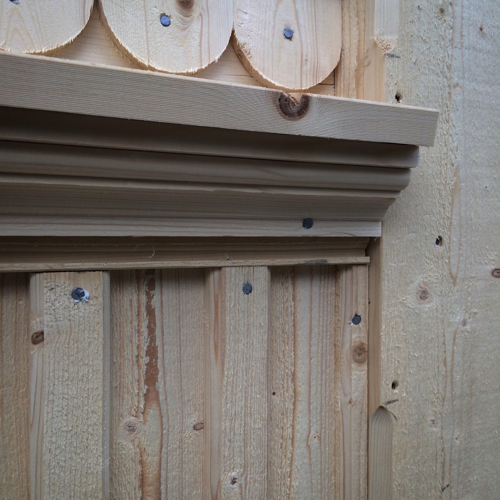 Ny grosshandlarfasad med överflöd av snickarglädje