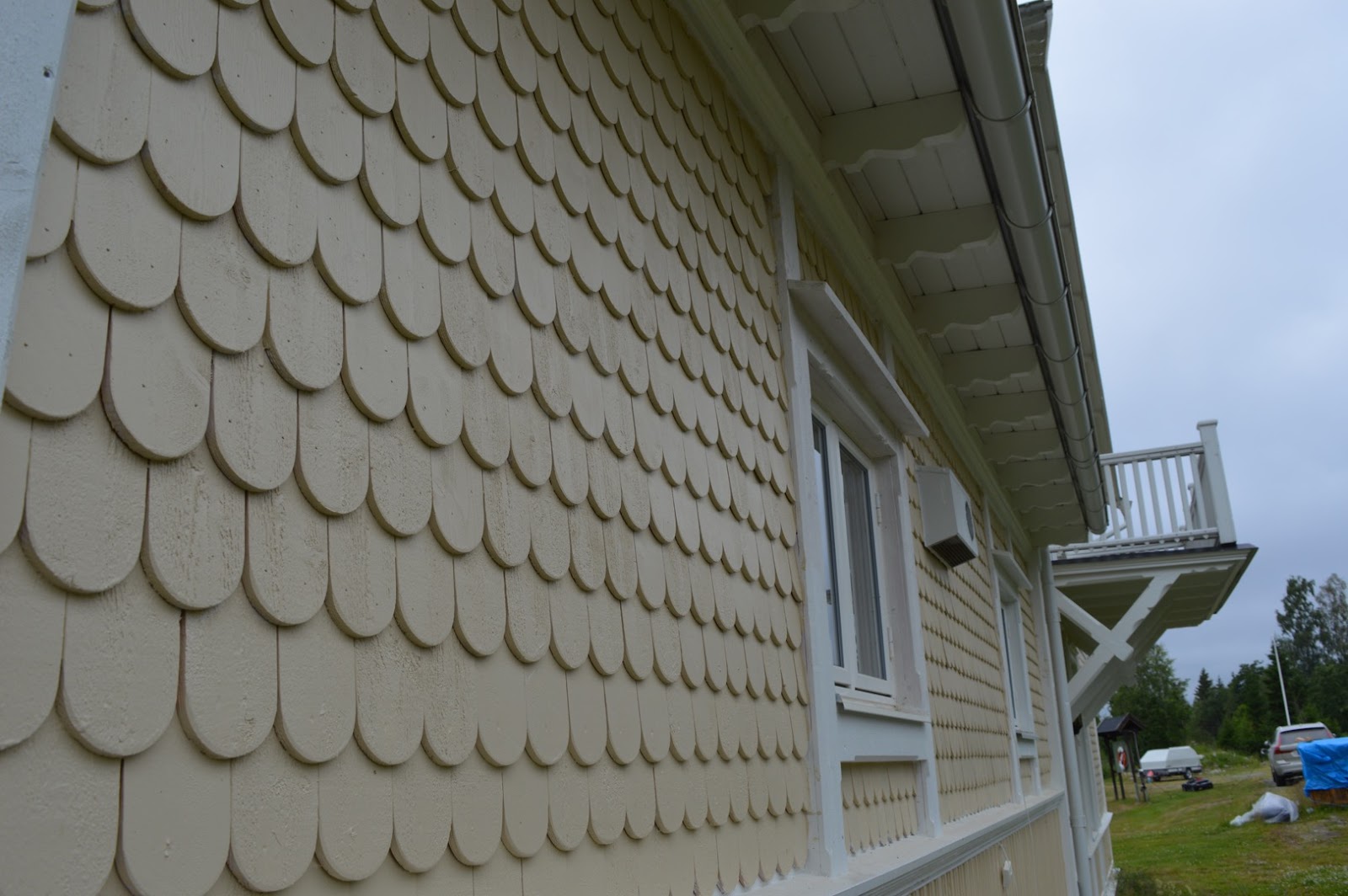 Ny grosshandlarfasad med överflöd av snickarglädje