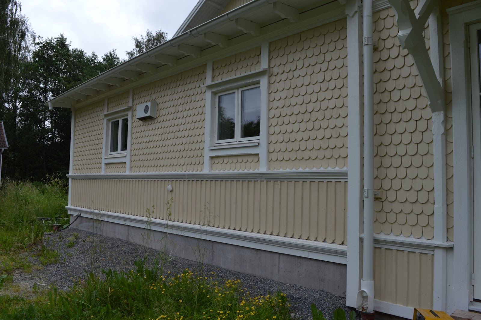 Ny grosshandlarfasad med överflöd av snickarglädje