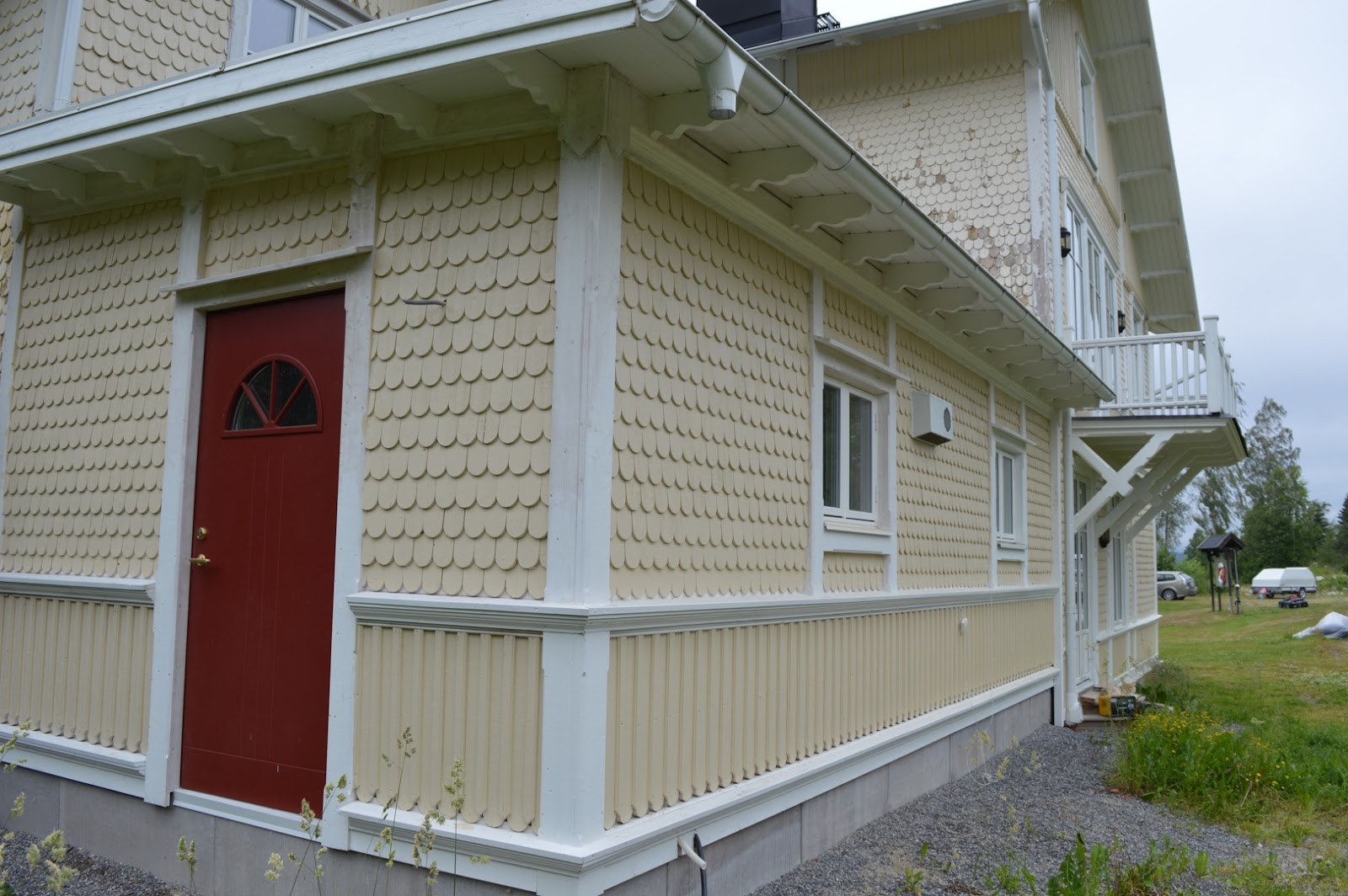 Ny grosshandlarfasad med överflöd av snickarglädje