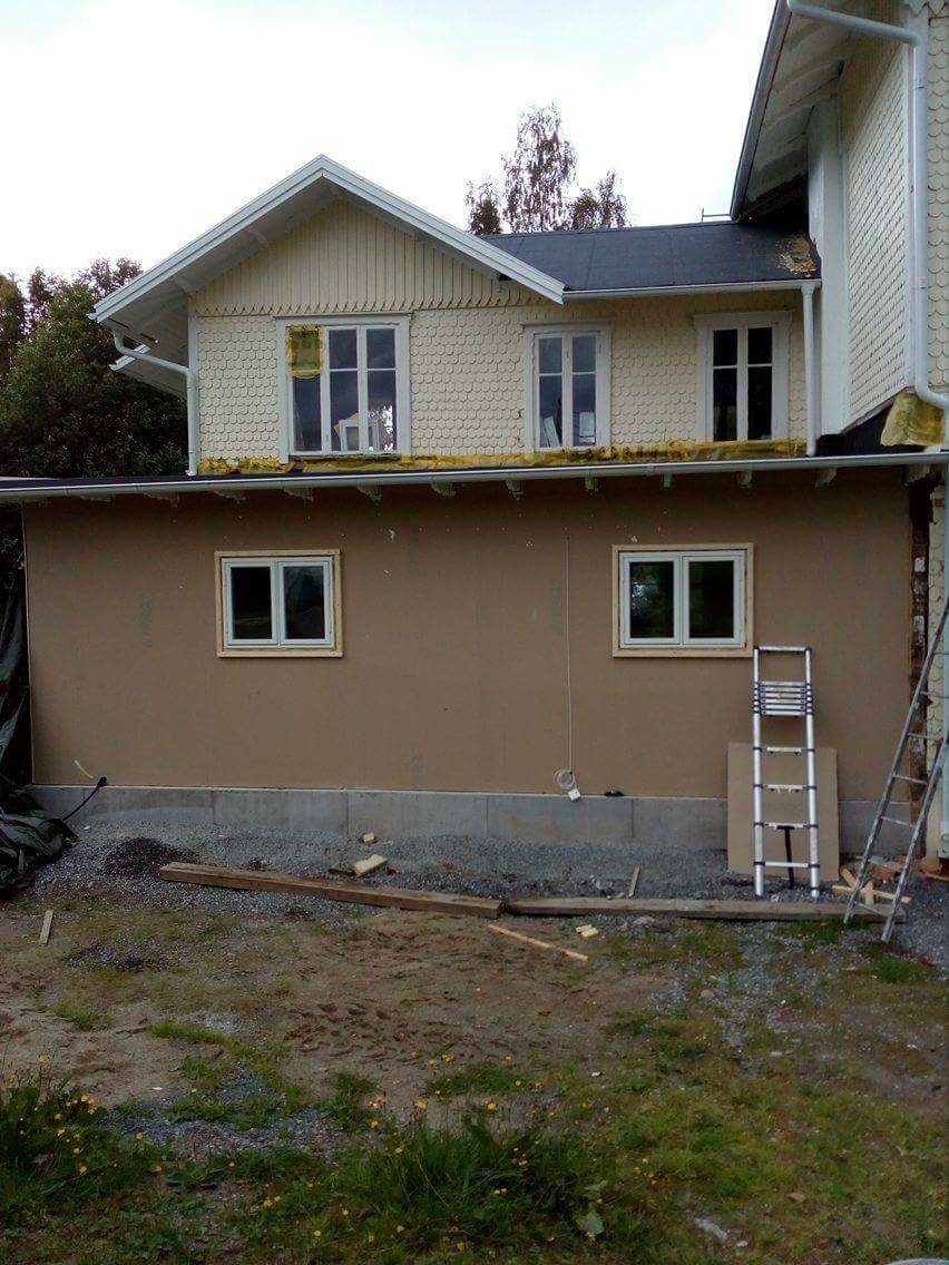 Ny grosshandlarfasad med överflöd av snickarglädje