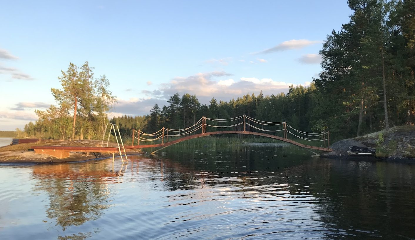 Bågbro av skyddsräcke