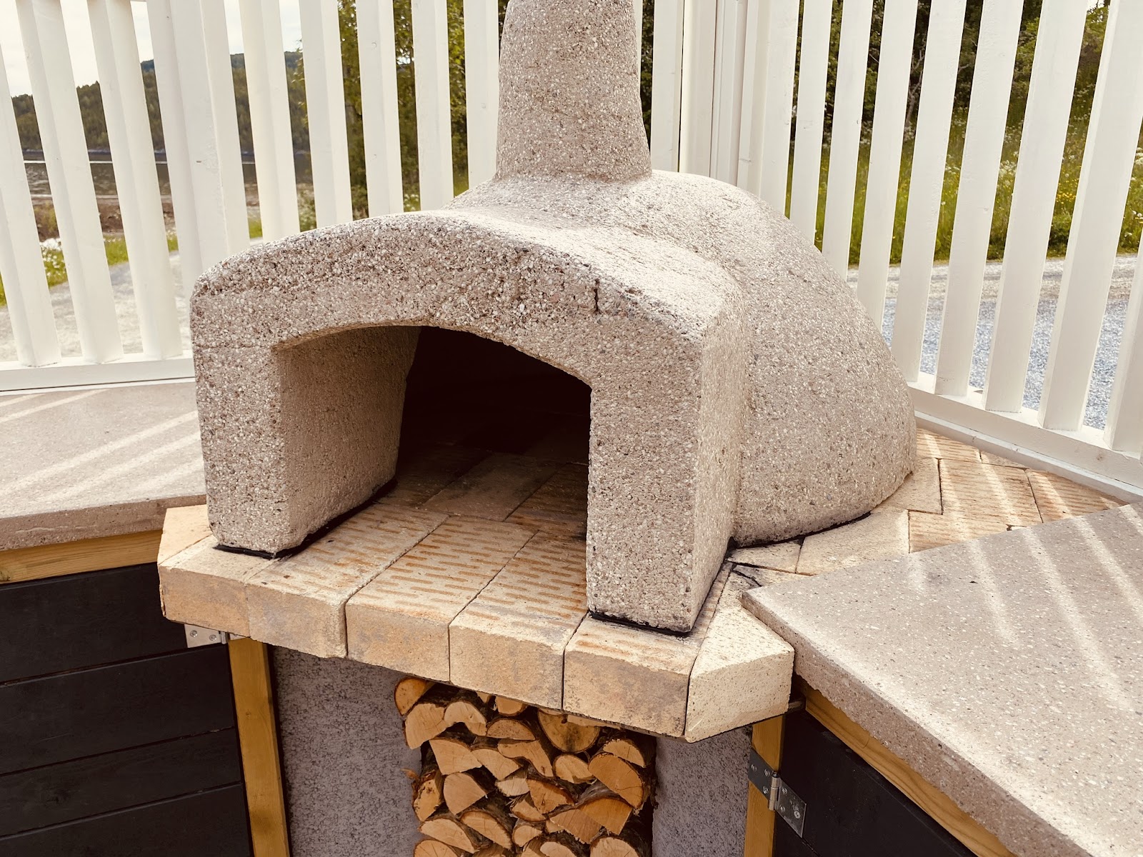 Utekök med matplats och pizzaugn