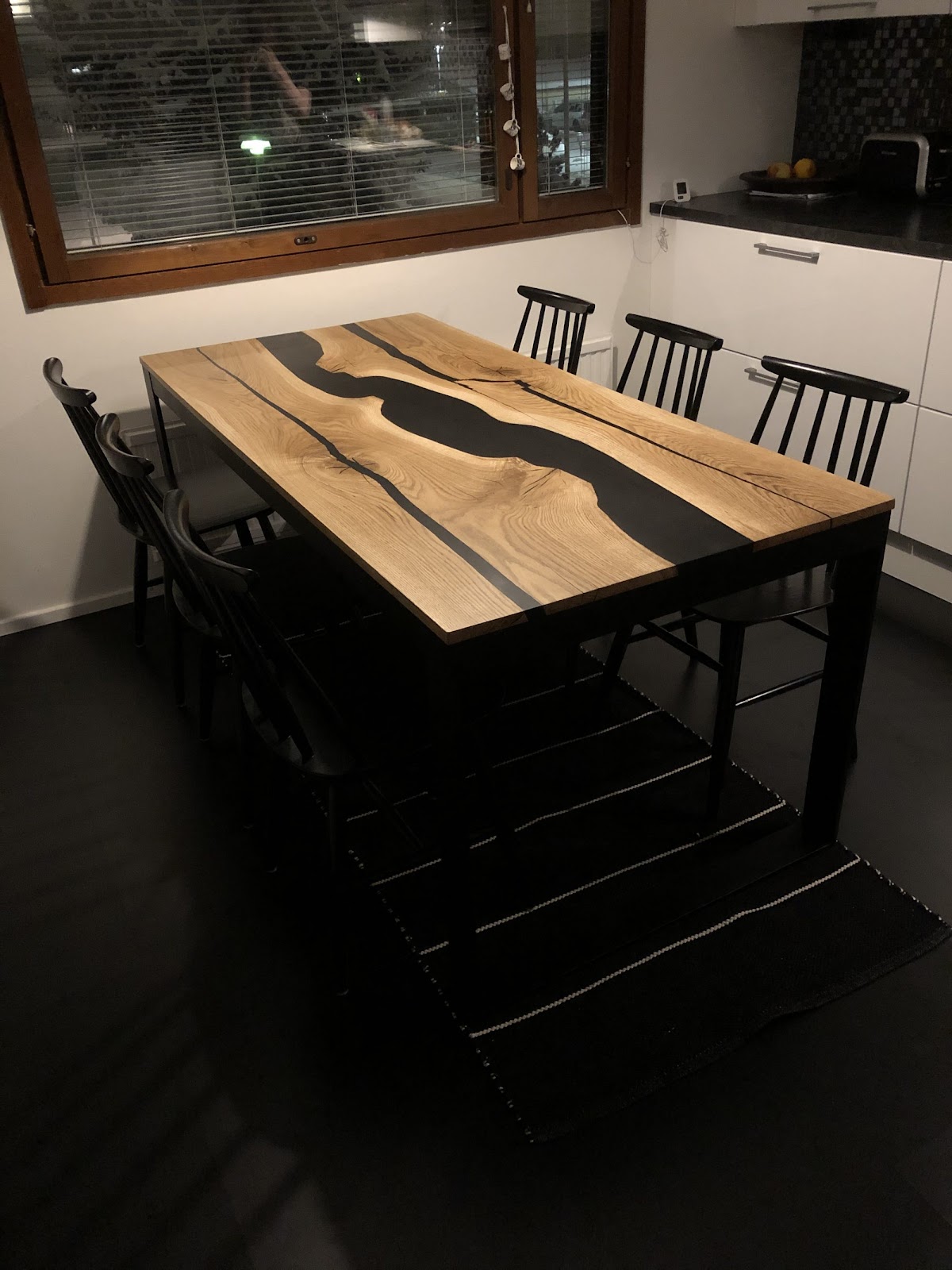 Matbord med flod av harts