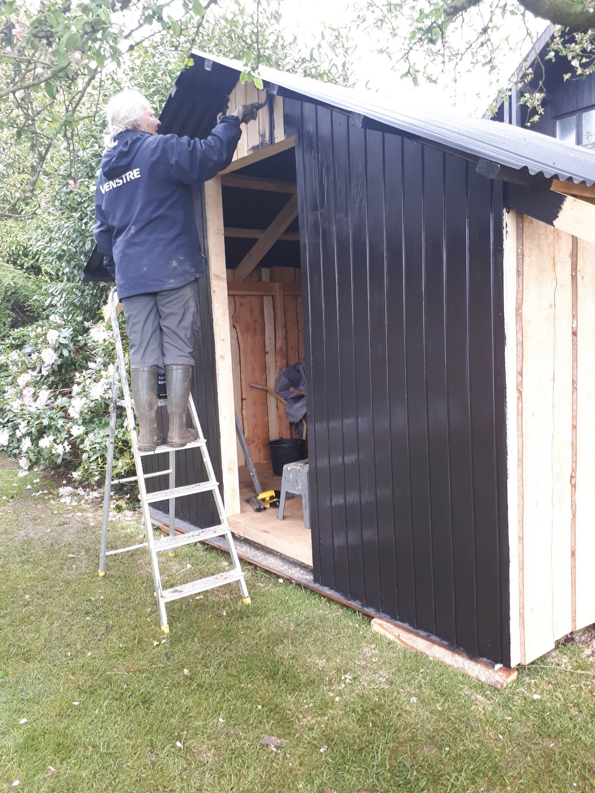 Trädgårdsbod för trädgårdsmöbler