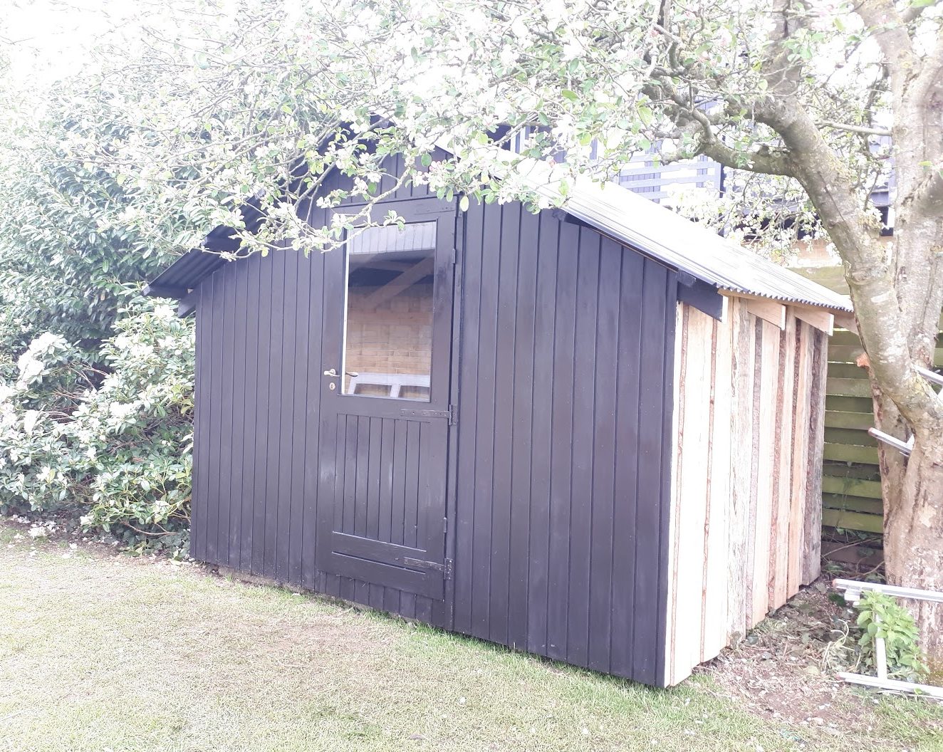 Trädgårdsbod för trädgårdsmöbler