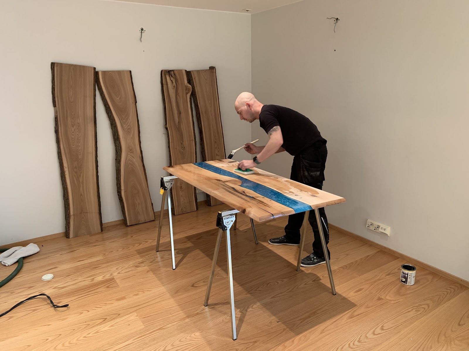 Bord med flod av harts