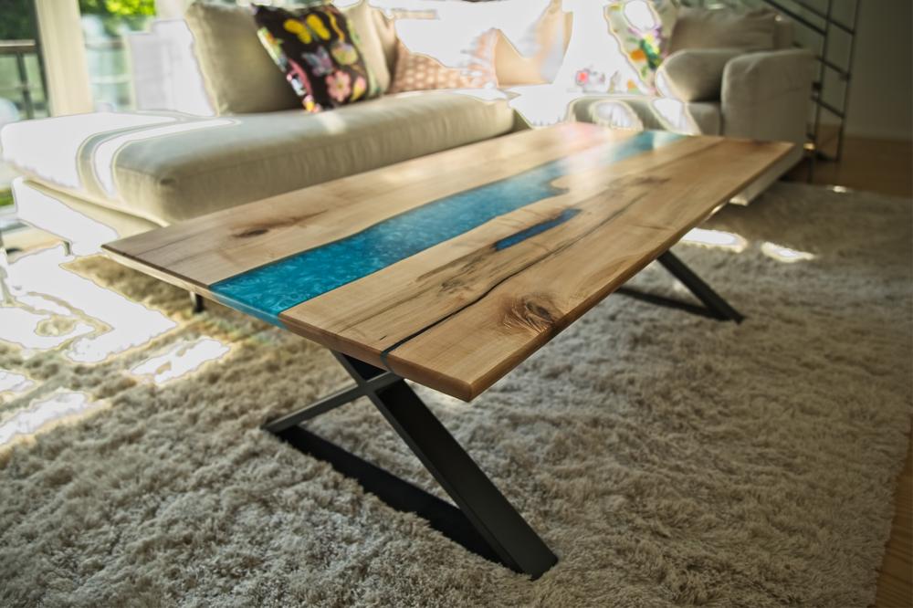 Bord med flod av harts