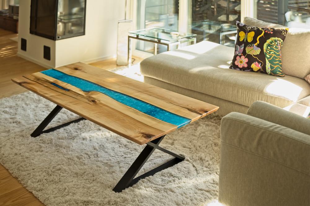 Bord med flod av harts