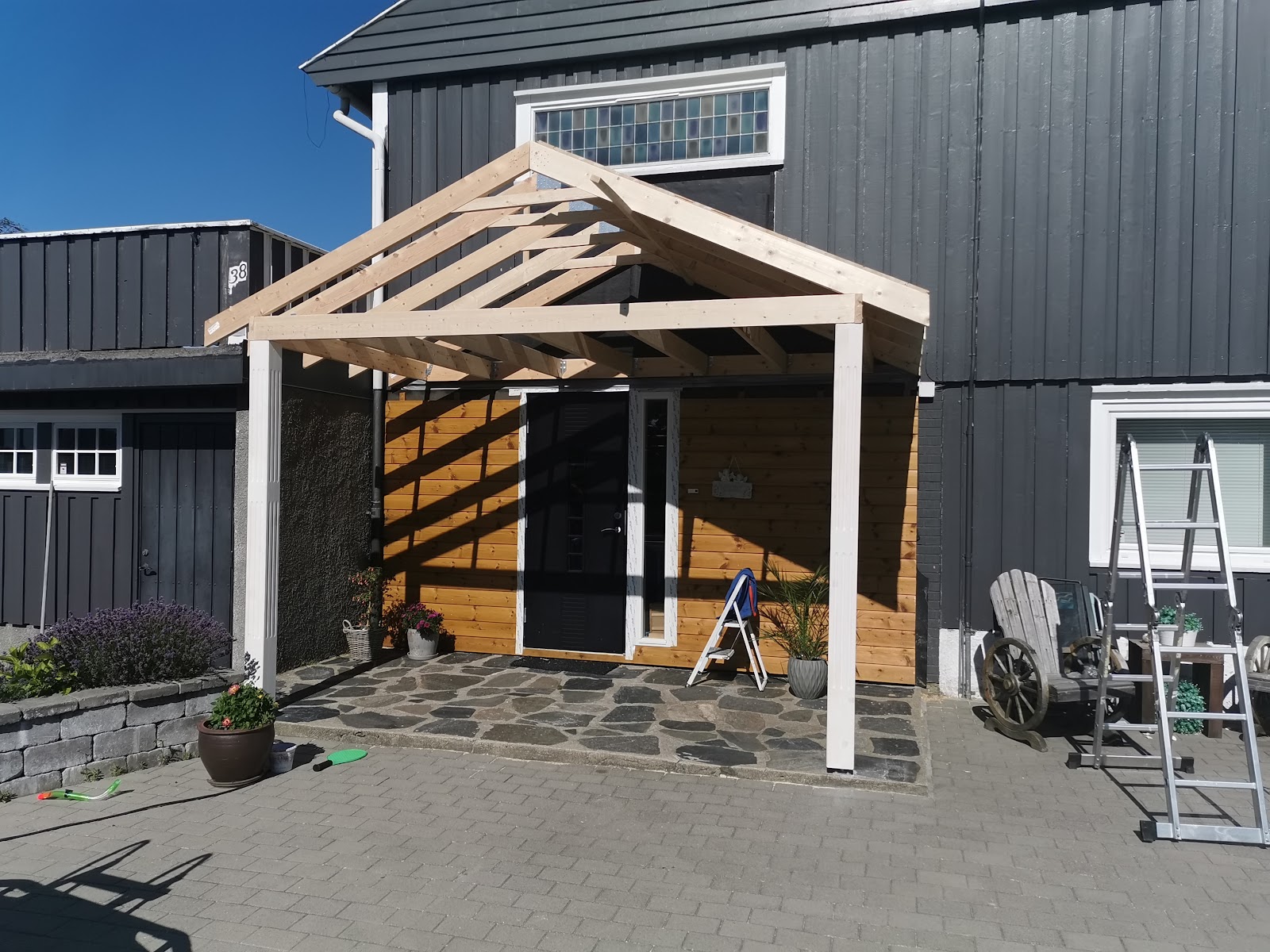 Tillbyggnad och täckt entré Initial