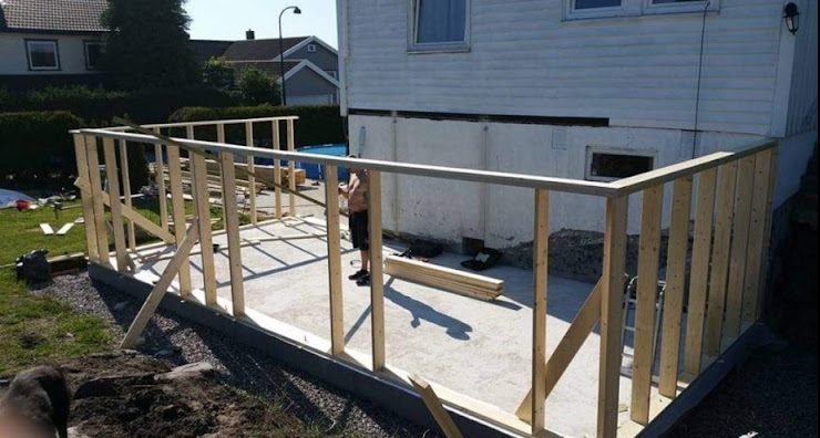 Tillbyggnad och täckt entré Initial