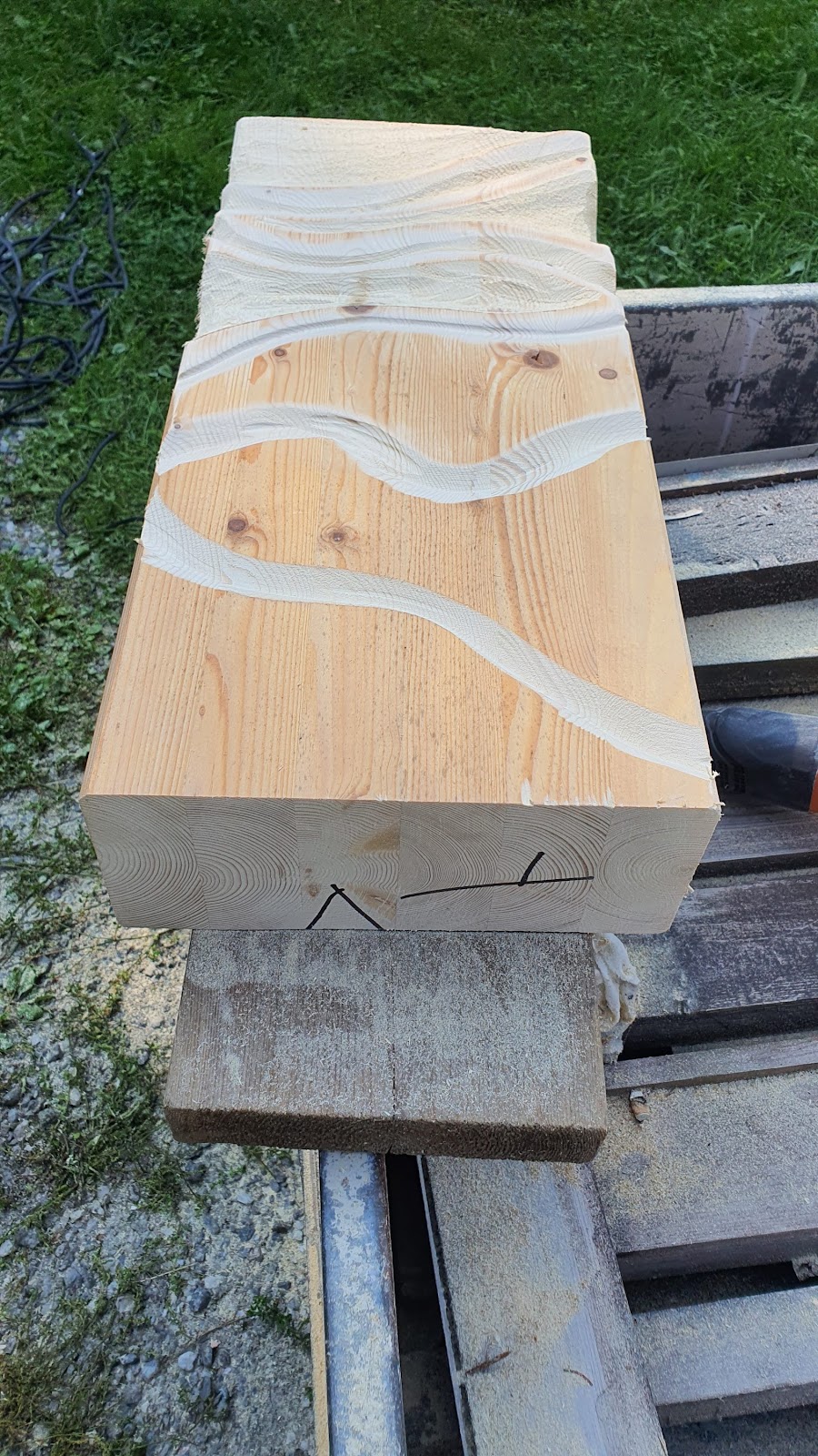 Konstnärligt bord med tjocka plankor