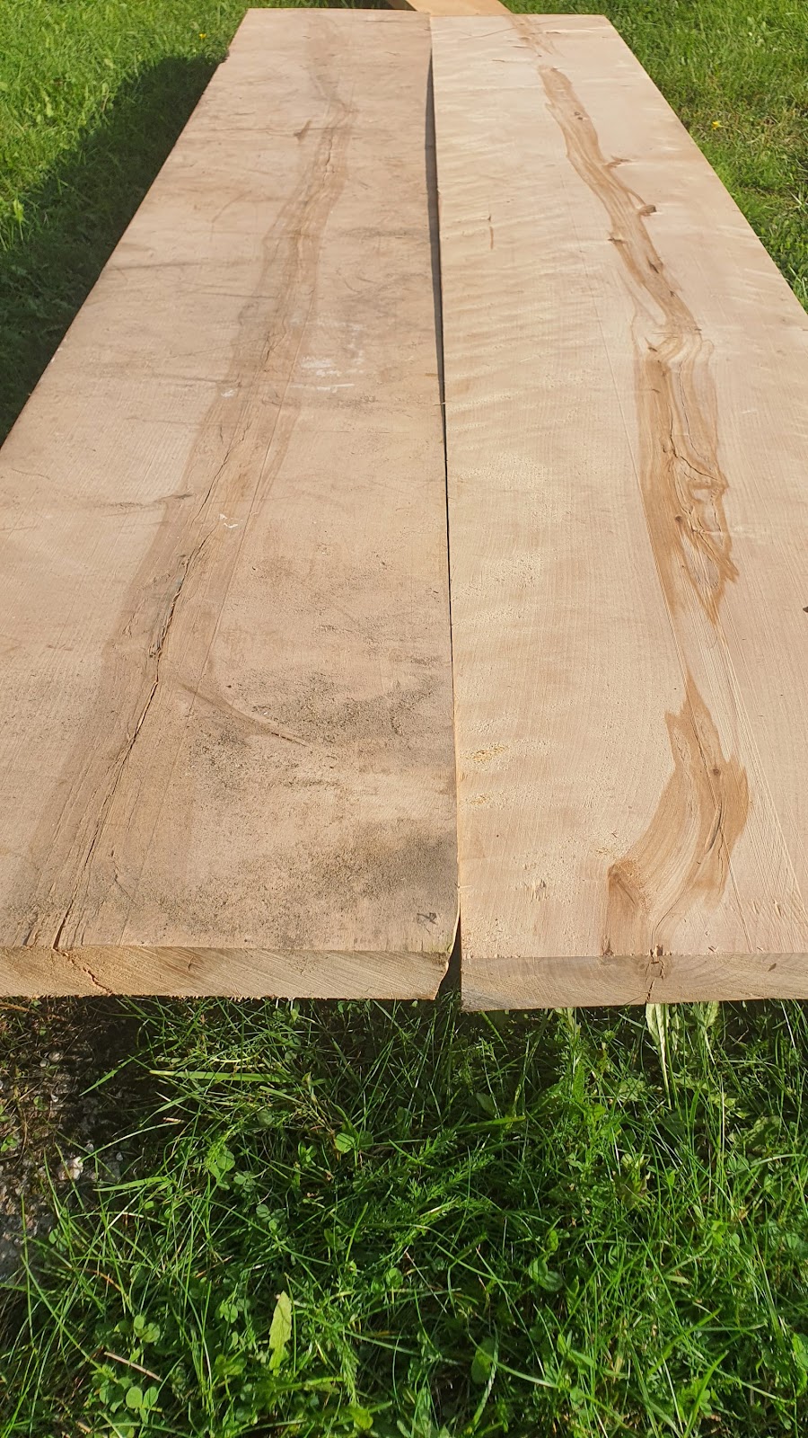 Konstnärligt bord med tjocka plankor