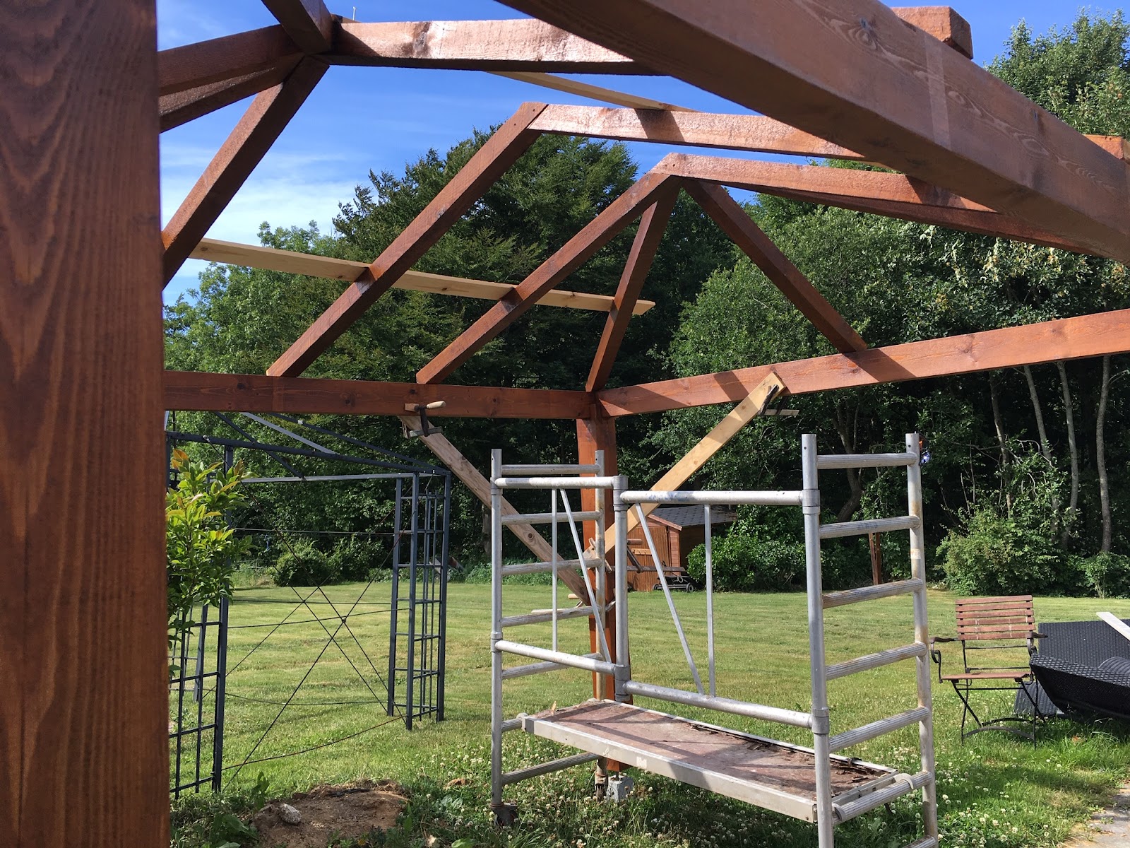 Paviljong till stenlagd terrass