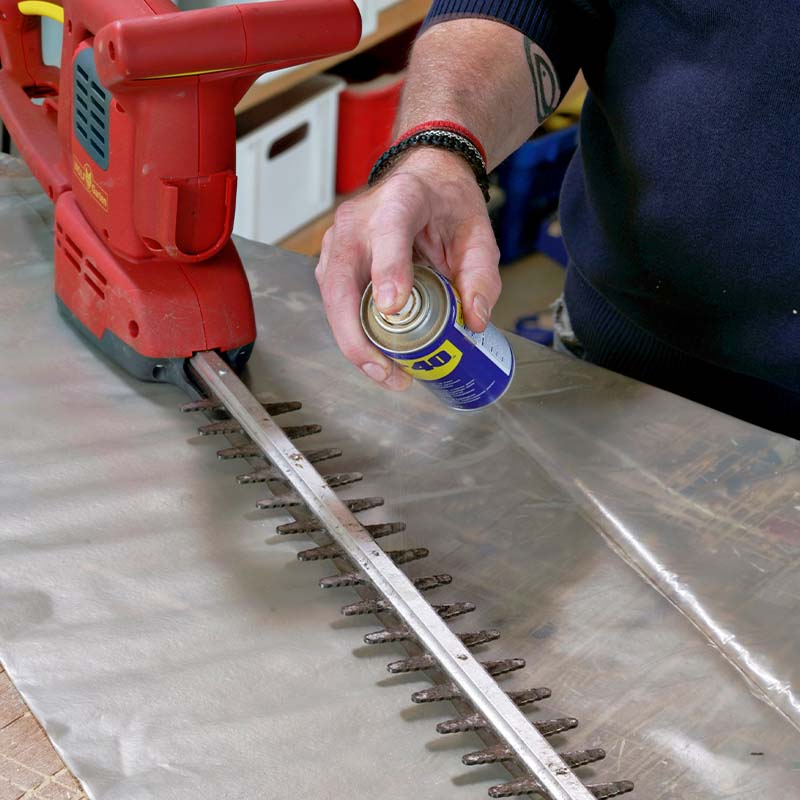 slibning af hækkeklipper_Rens klingen overfladisk