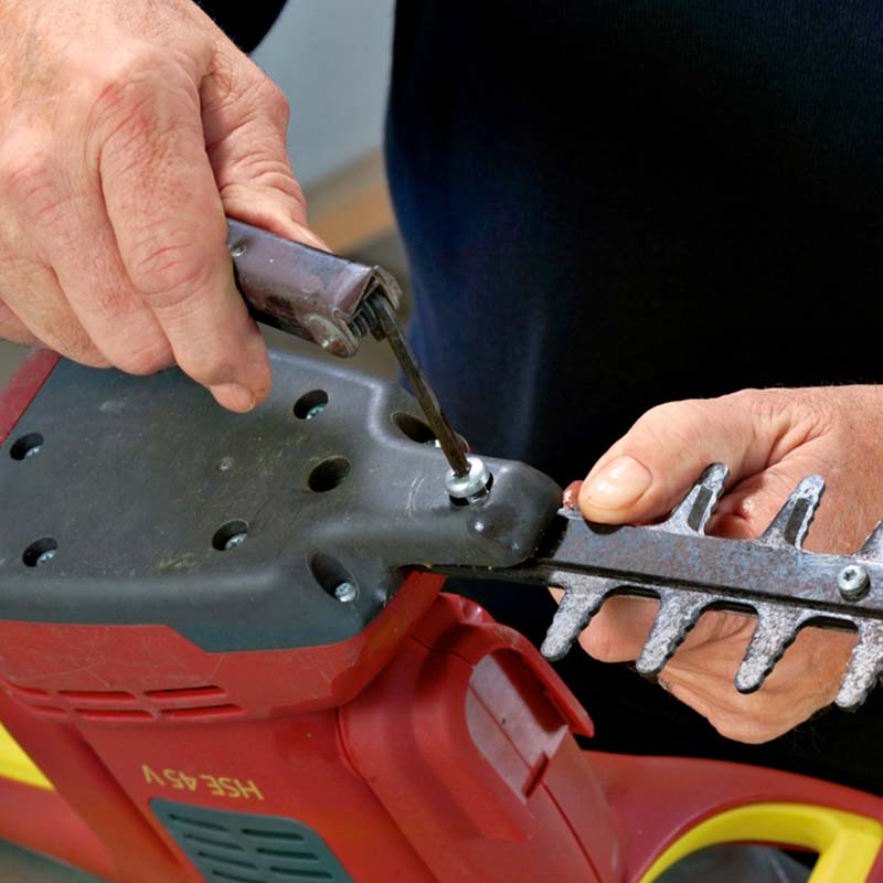 slibning af hækkeklipper_Afmontér klingen