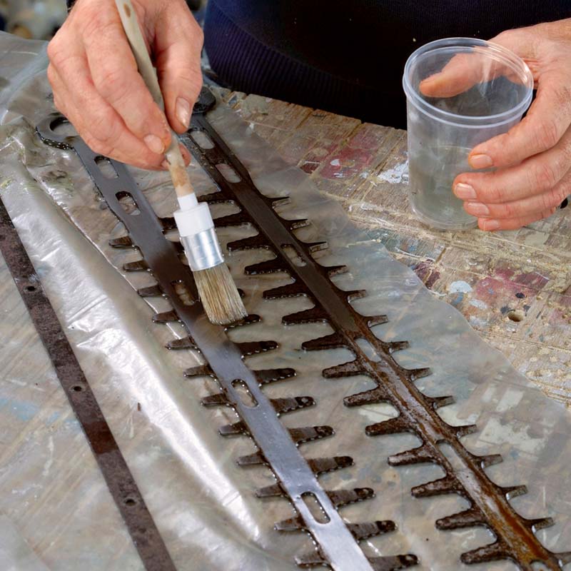 slibning af hækkeklipper_Rengør klingen med petroleum