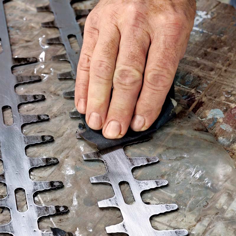 Slibe hækkeklipper_Puds klingen med et fint smergellærred