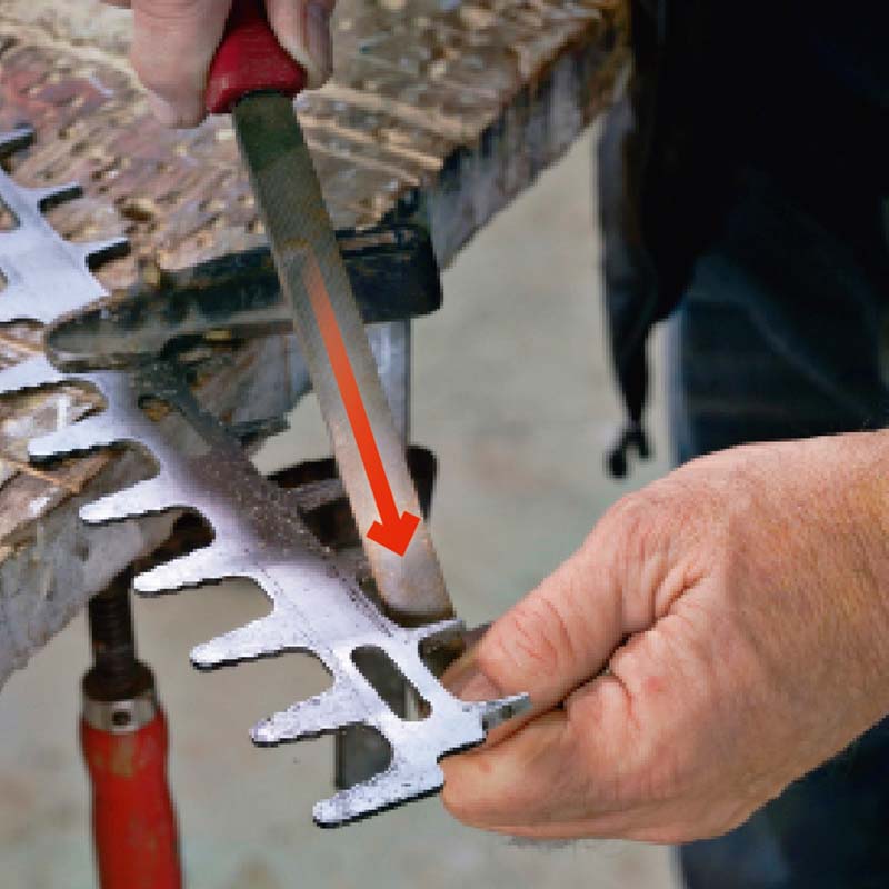 Slibe hækkeklipper_Slib klingen med en fin fil til metal