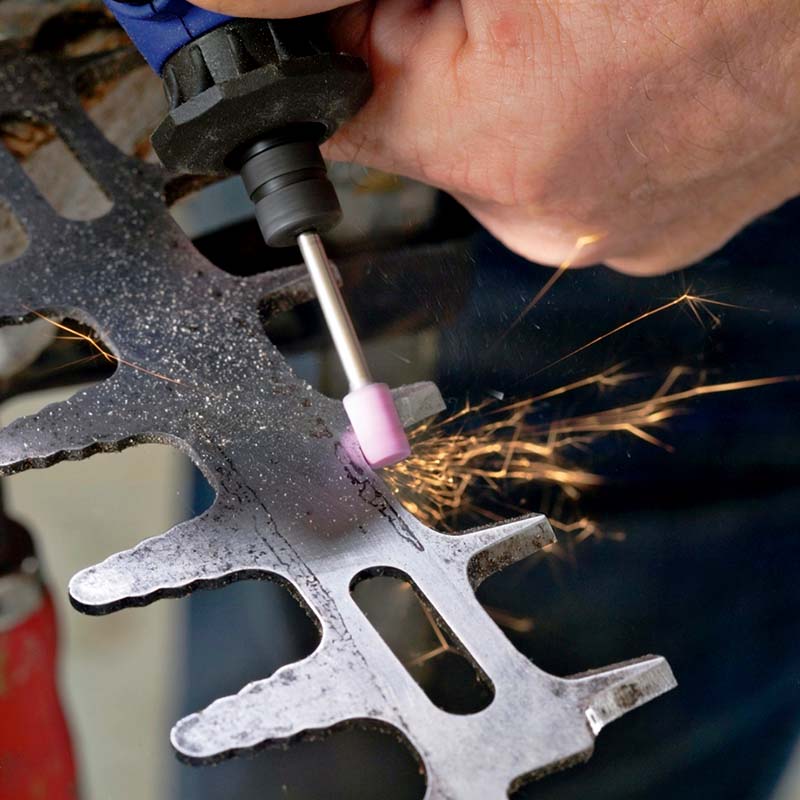 Slibe hækkeklipper_slibe klingen med en maskine.