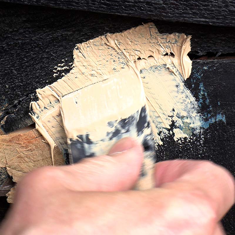 Laga sprickor i träfasad