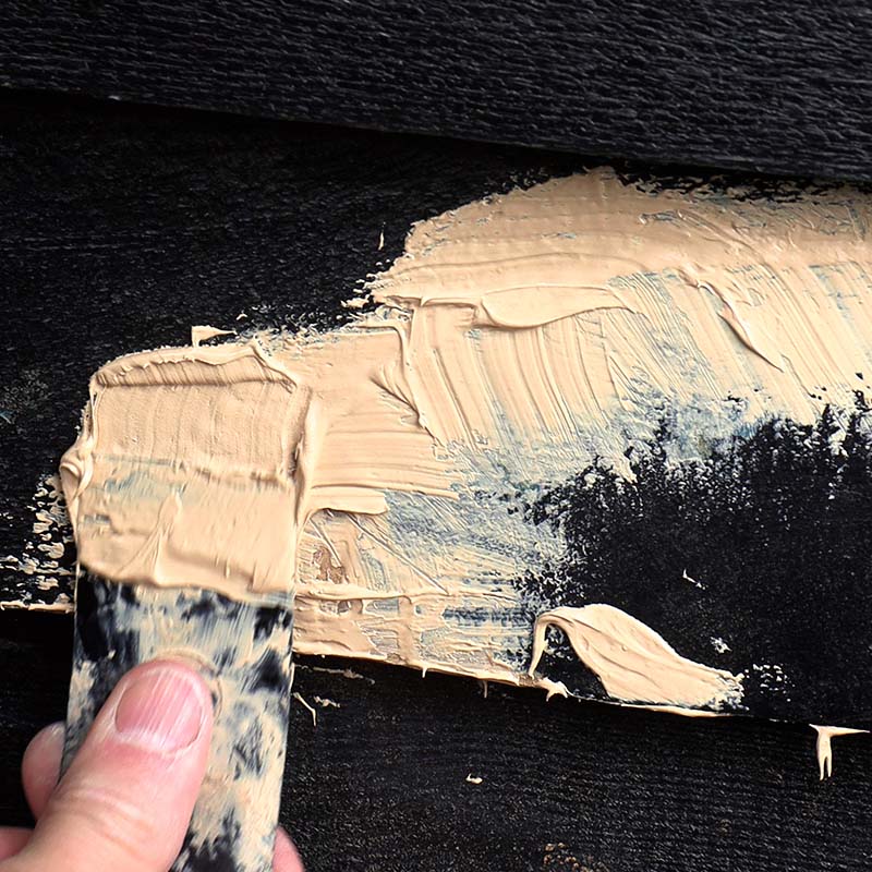 Laga sprickor i träfasad