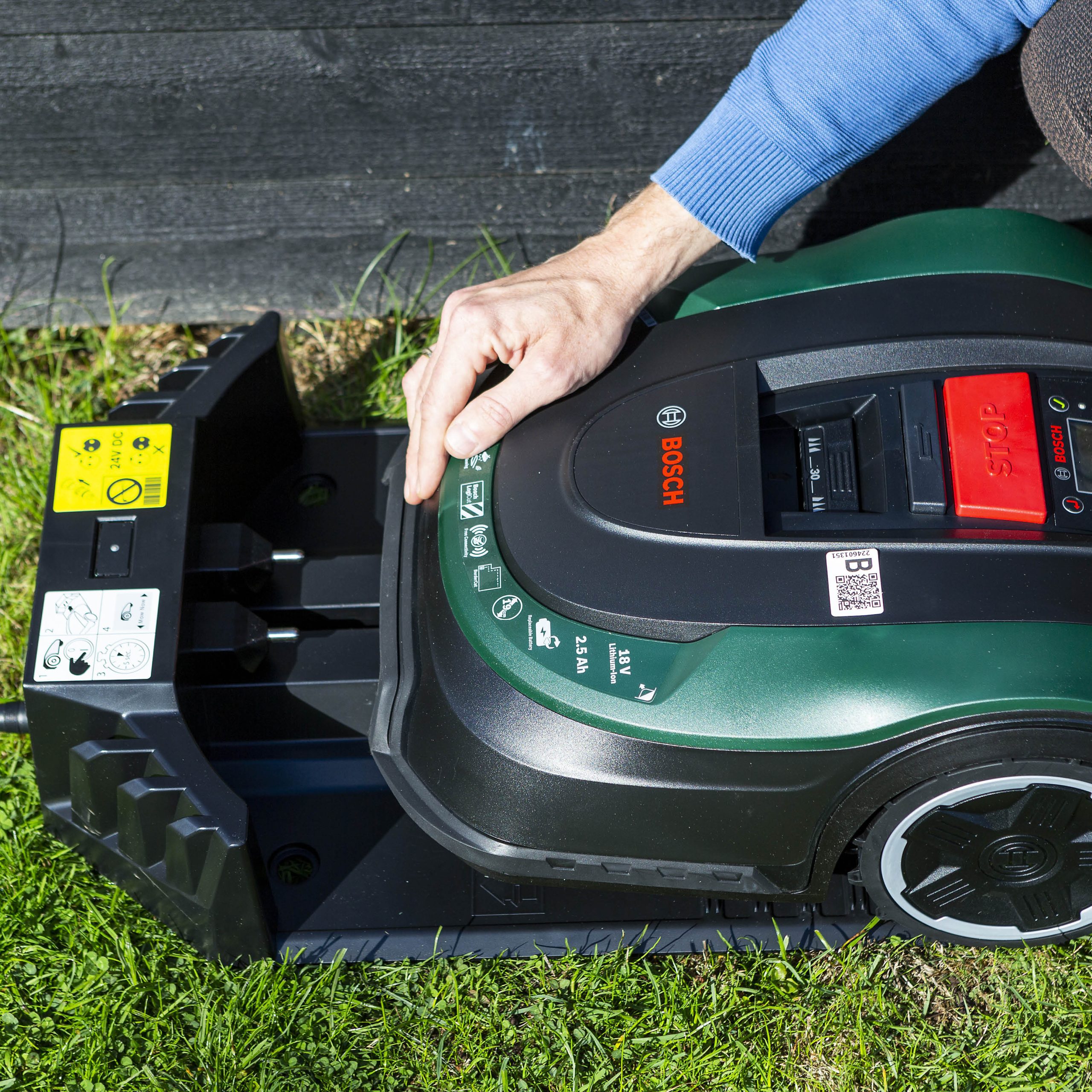 Koble laderen til strøm.