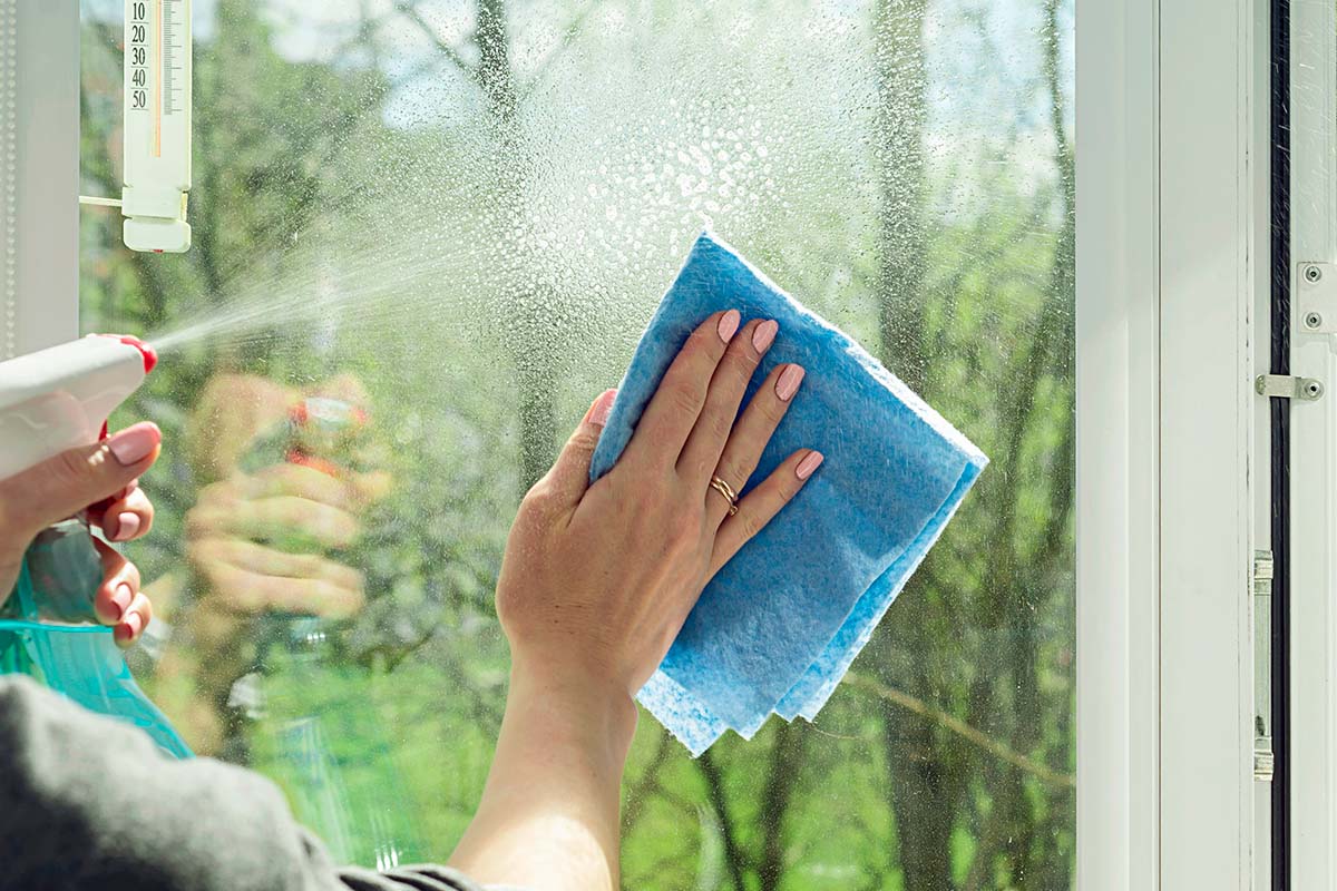 Vaske vinduer innendørs med glassrens