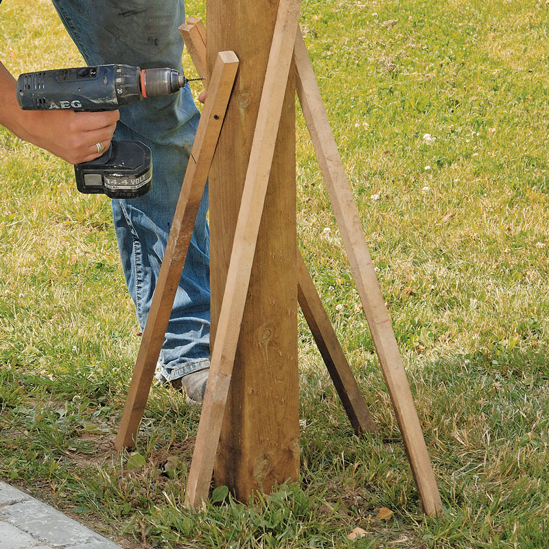 Painekyllästetty tolppa asennus betonivalun kanssa 2