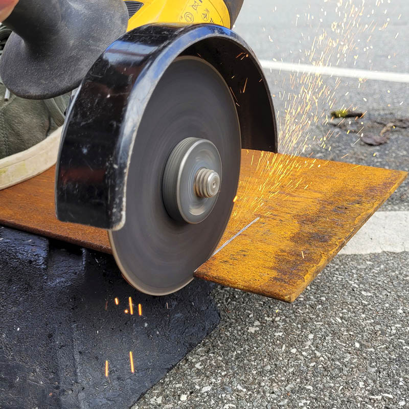 Cortenstål plader skæres med vinkelsliber