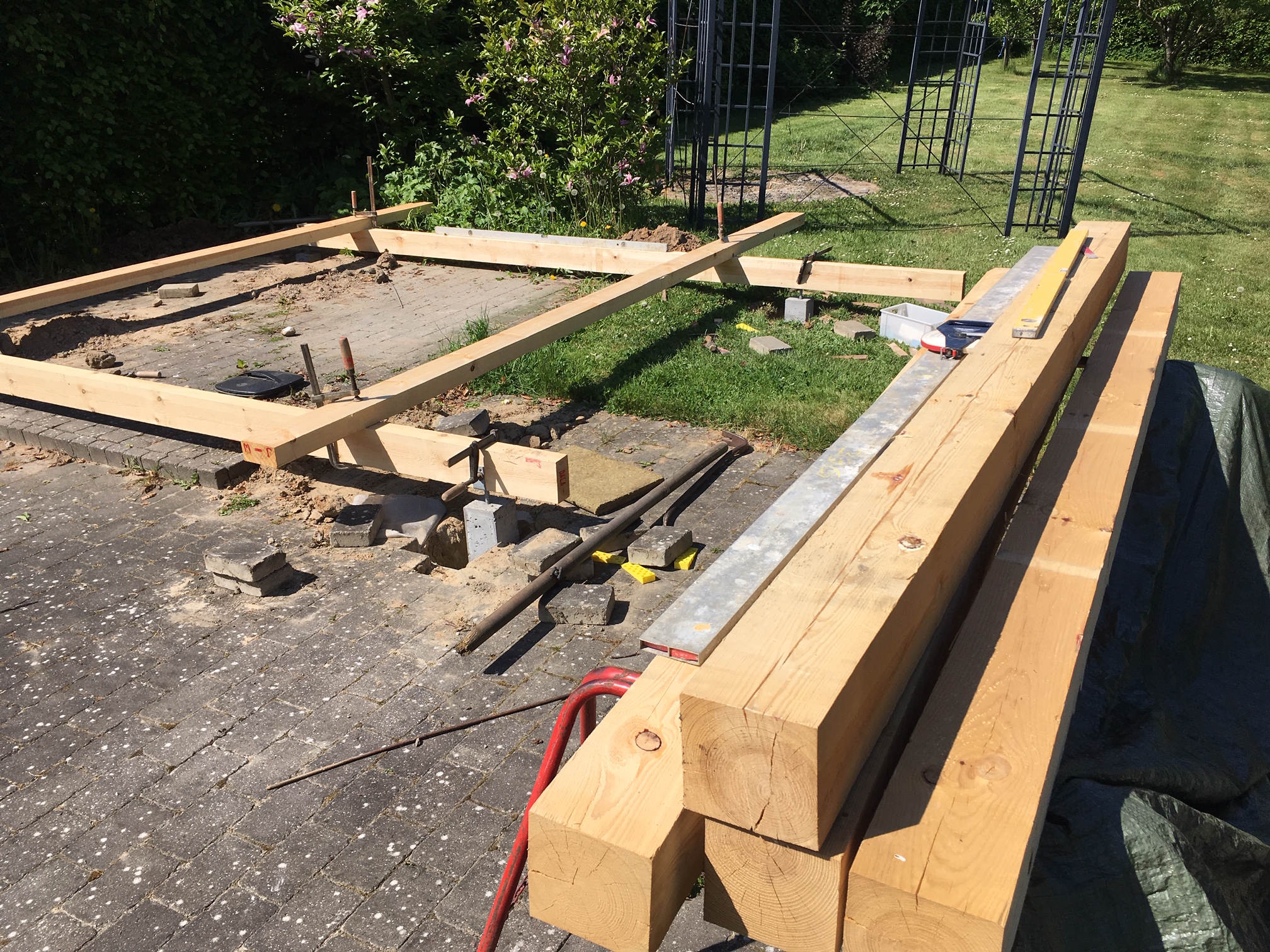 Pavilion lavet af stolper og bjælker i træ