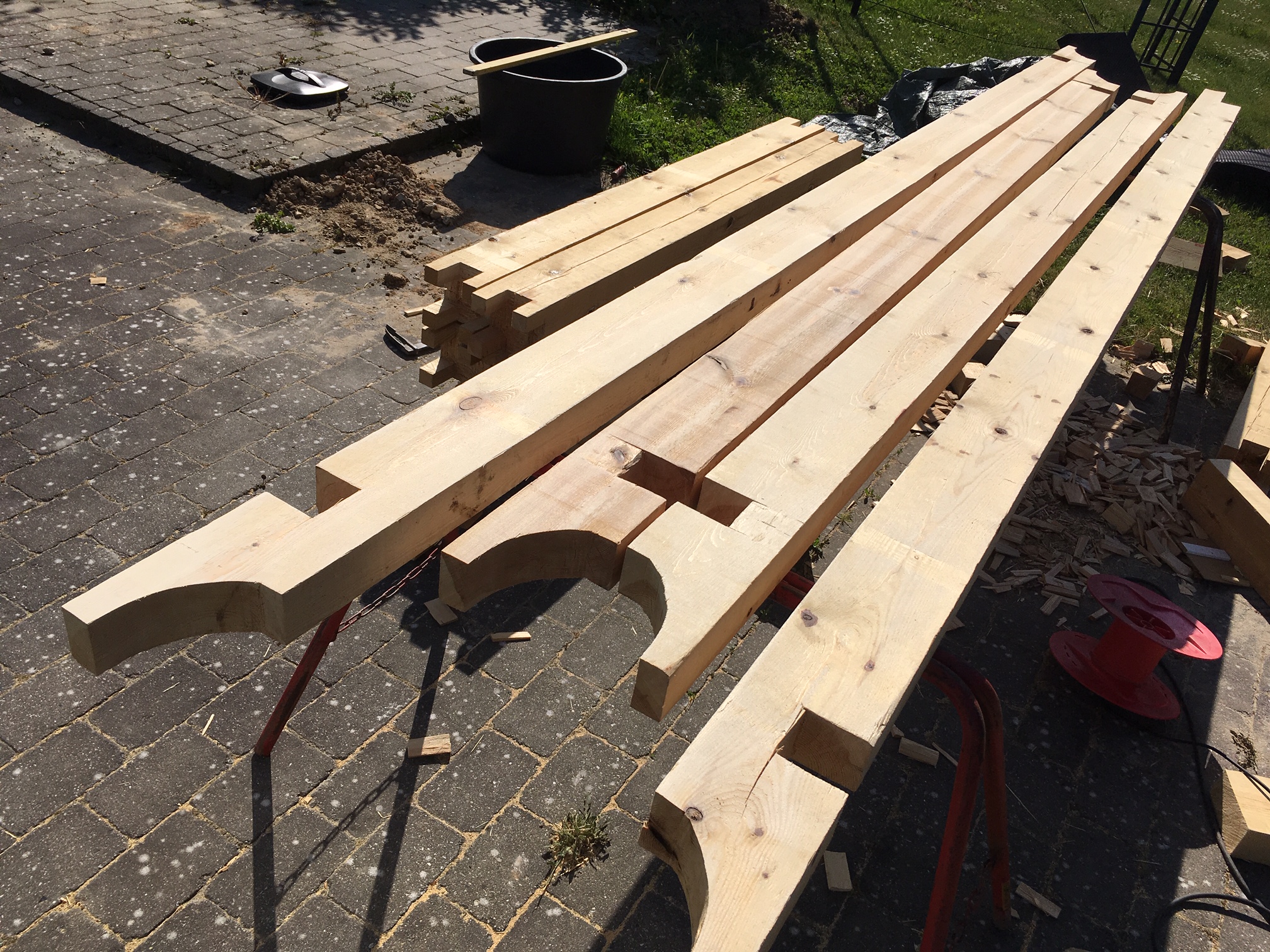 Paviljong av grove stolper og bjelker