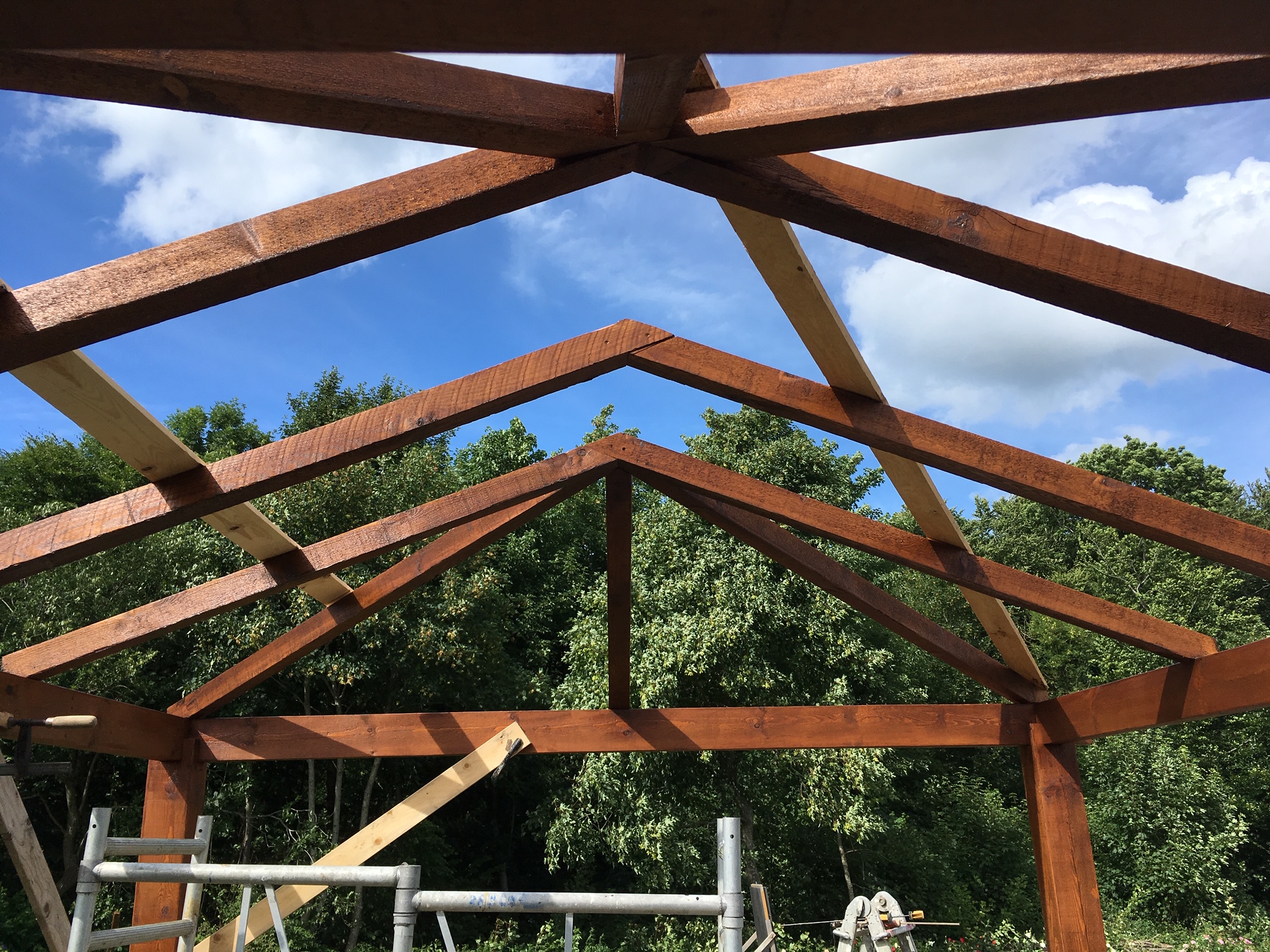 Paviljong gjord av stolpar och bjälkar av trä