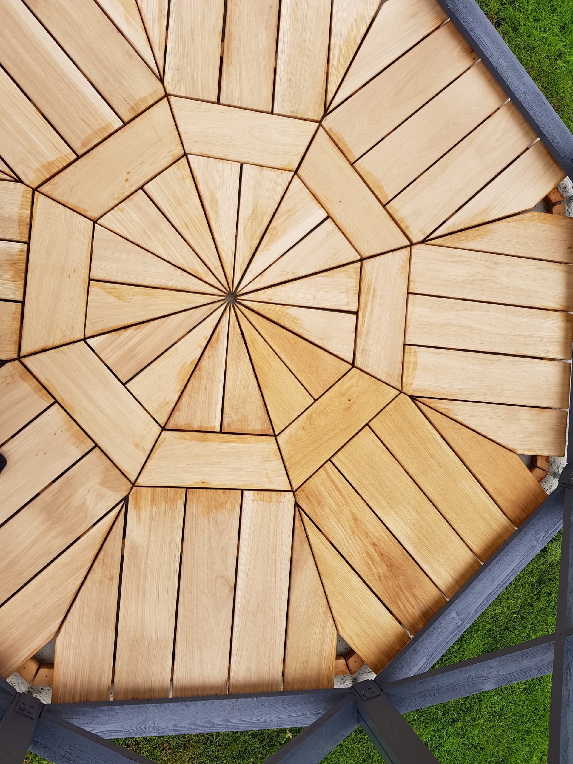 Avoin 8-kulmainen huvimaja