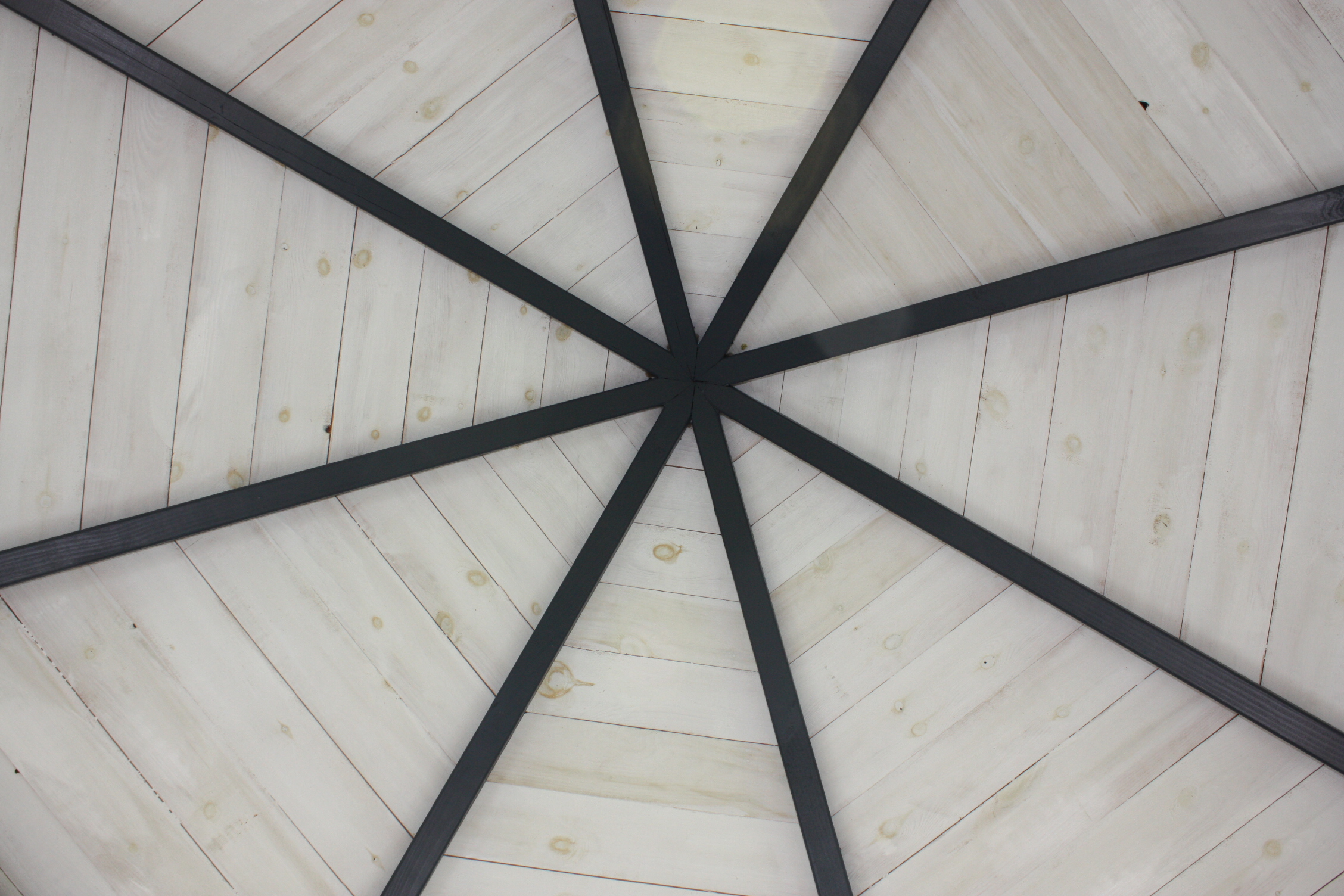 Avoin 8-kulmainen huvimaja